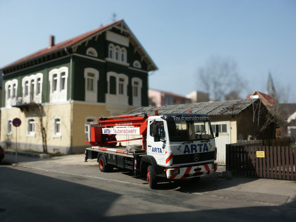 Lastwagen für Taubenabwehr vor Haus