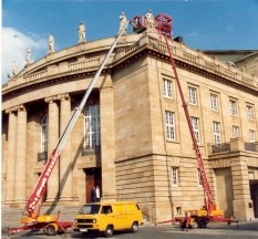 Arbeitsbühnen erreichen historische Statuen.